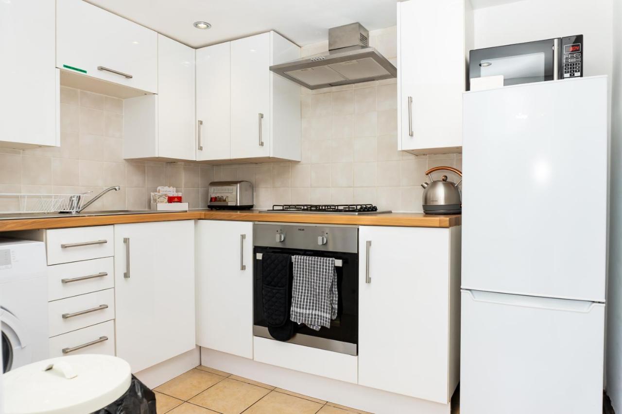 Cheltenham-spacious 2 Bedroom Home-sleeps 6-parking-garden-wifi Holiday home *