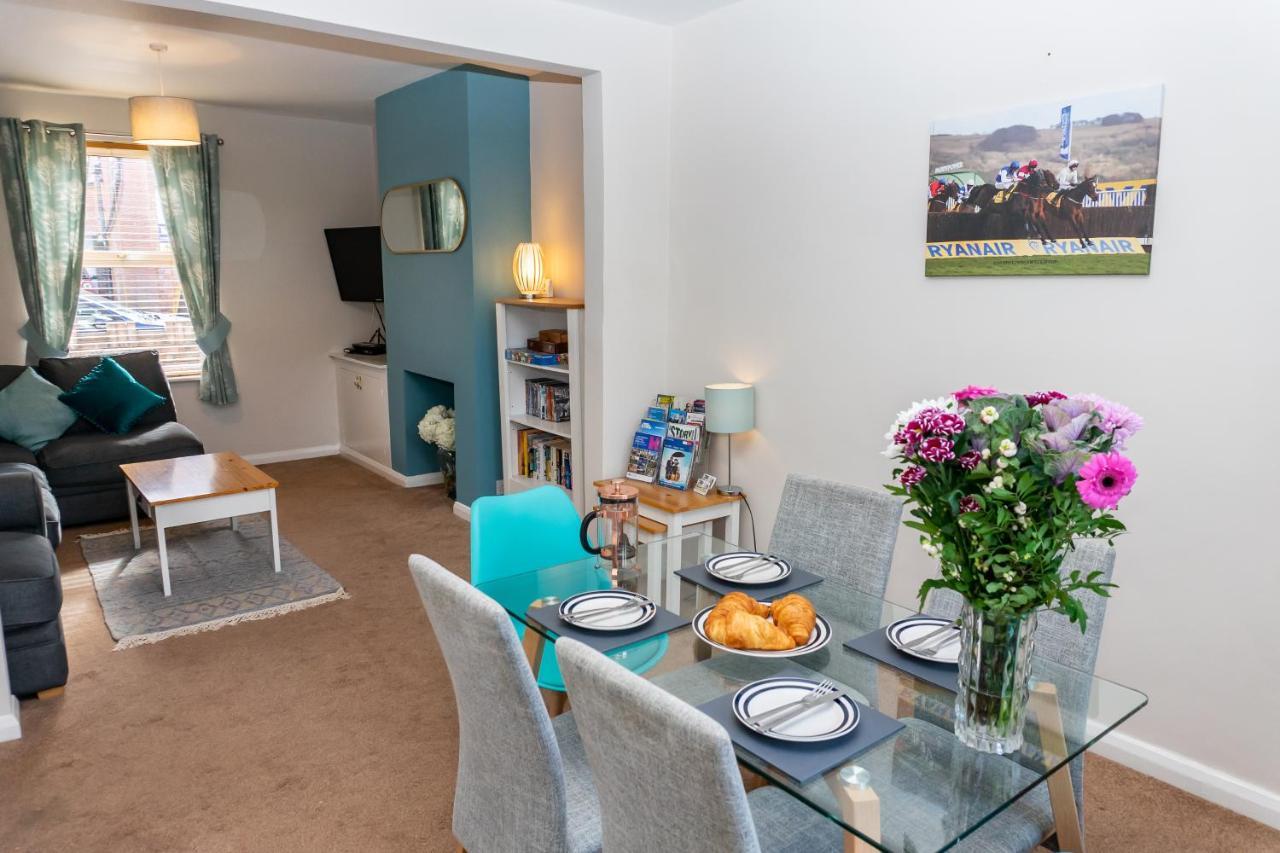 Holiday home Cheltenham-spacious 2 Bedroom Home-sleeps 6-parking-garden-wifi Cheltenham