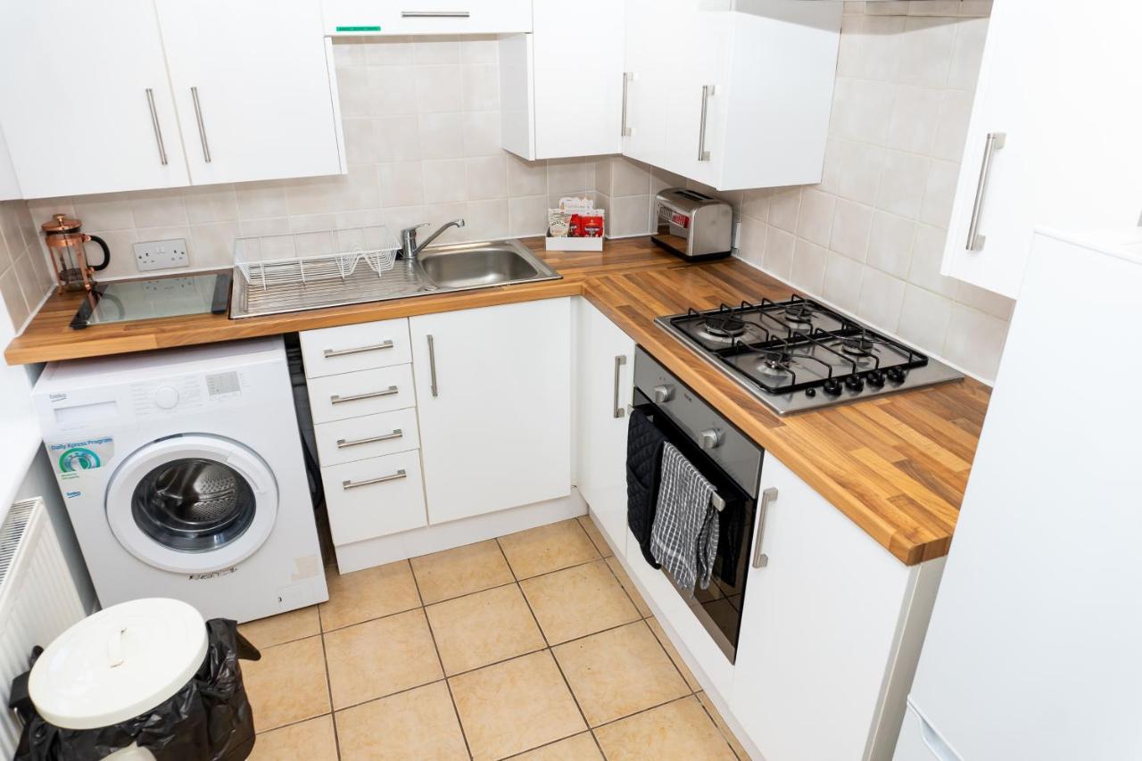 Holiday home Cheltenham-spacious 2 Bedroom Home-sleeps 6-parking-garden-wifi