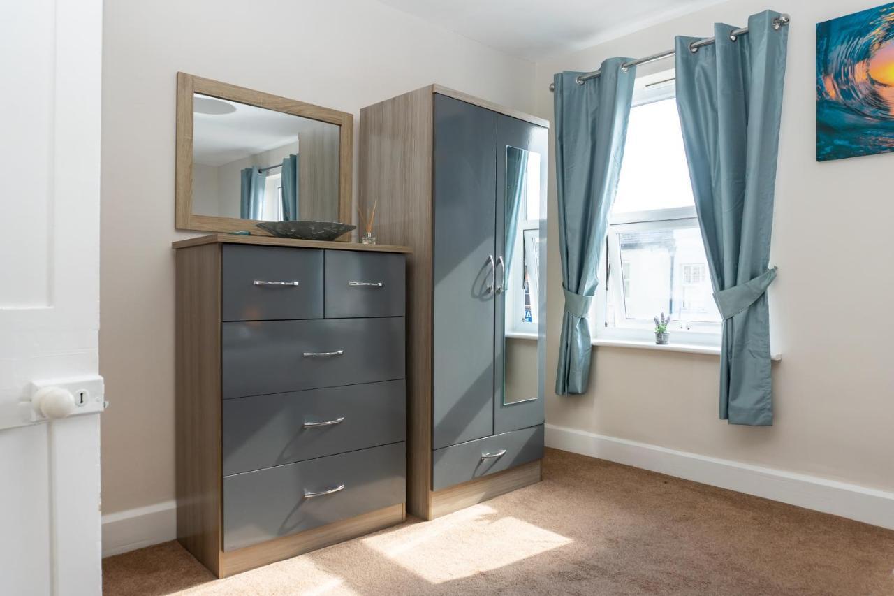 Cheltenham-spacious 2 Bedroom Home-sleeps 6-parking-garden-wifi *