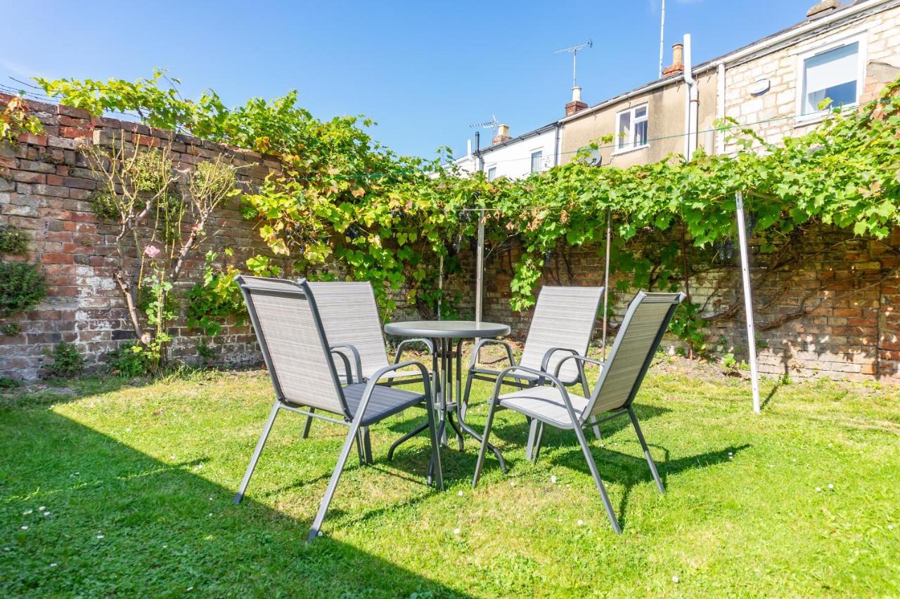 Cheltenham-spacious 2 Bedroom Home-sleeps 6-parking-garden-wifi Holiday home *
