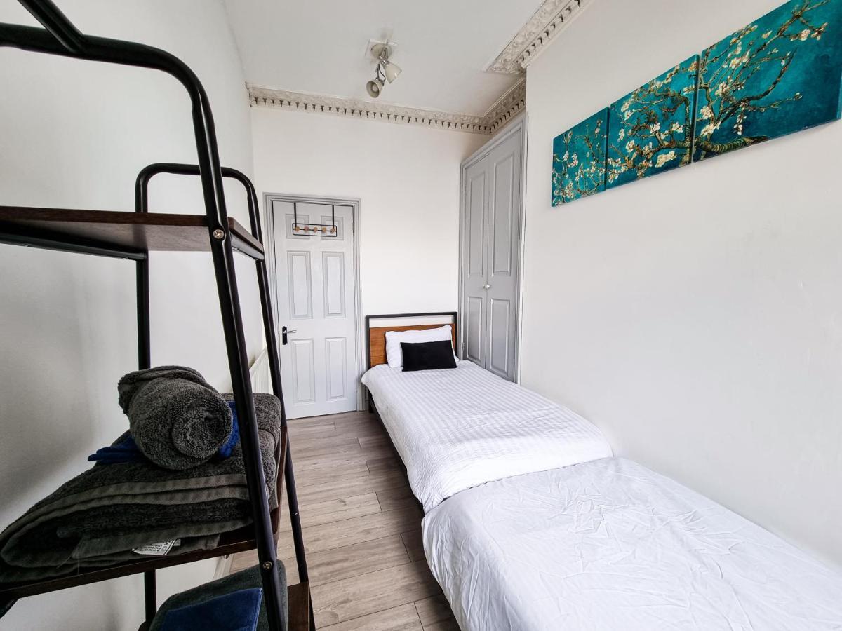Newly Refurbished Flat In With Parking Apartment *