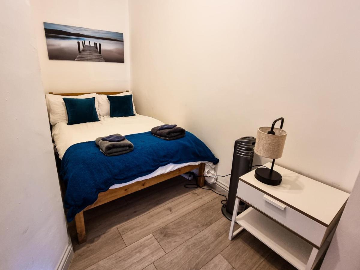 Apartment Newly Refurbished Flat In With Parking *