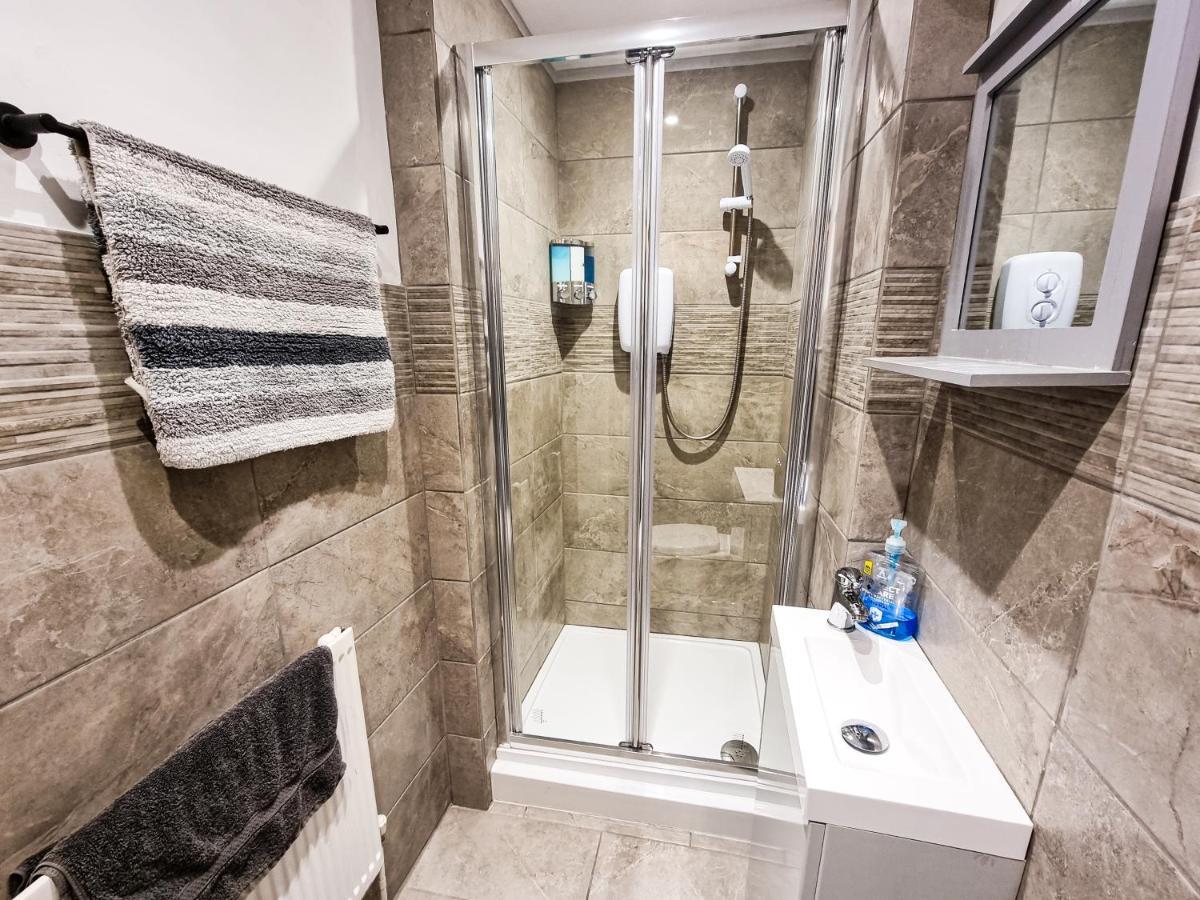 Newly Refurbished Flat In With Parking * Cheltenham