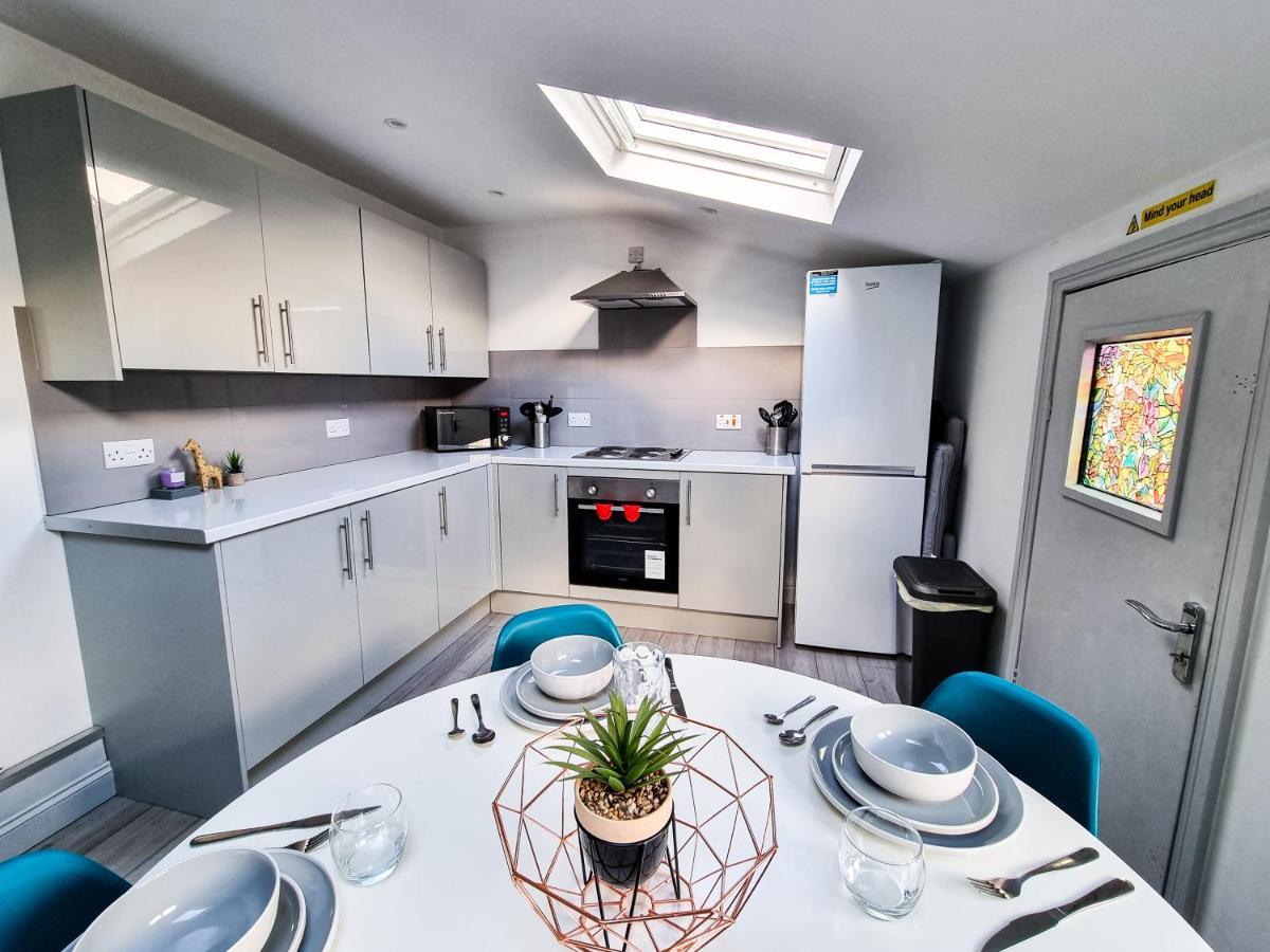 Newly Refurbished Flat In With Parking *
