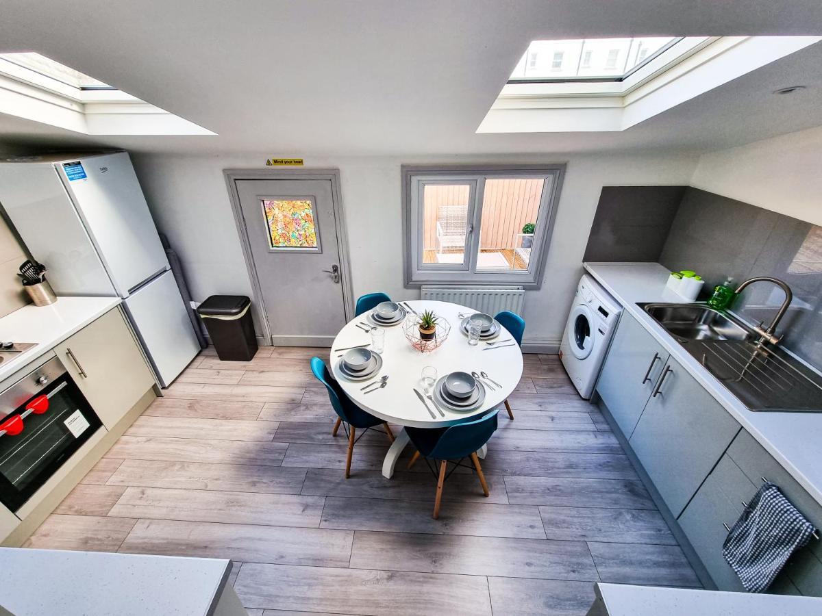 Newly Refurbished Flat In With Parking Apartment