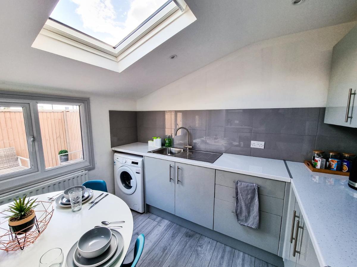 Newly Refurbished Flat In With Parking Apartment *