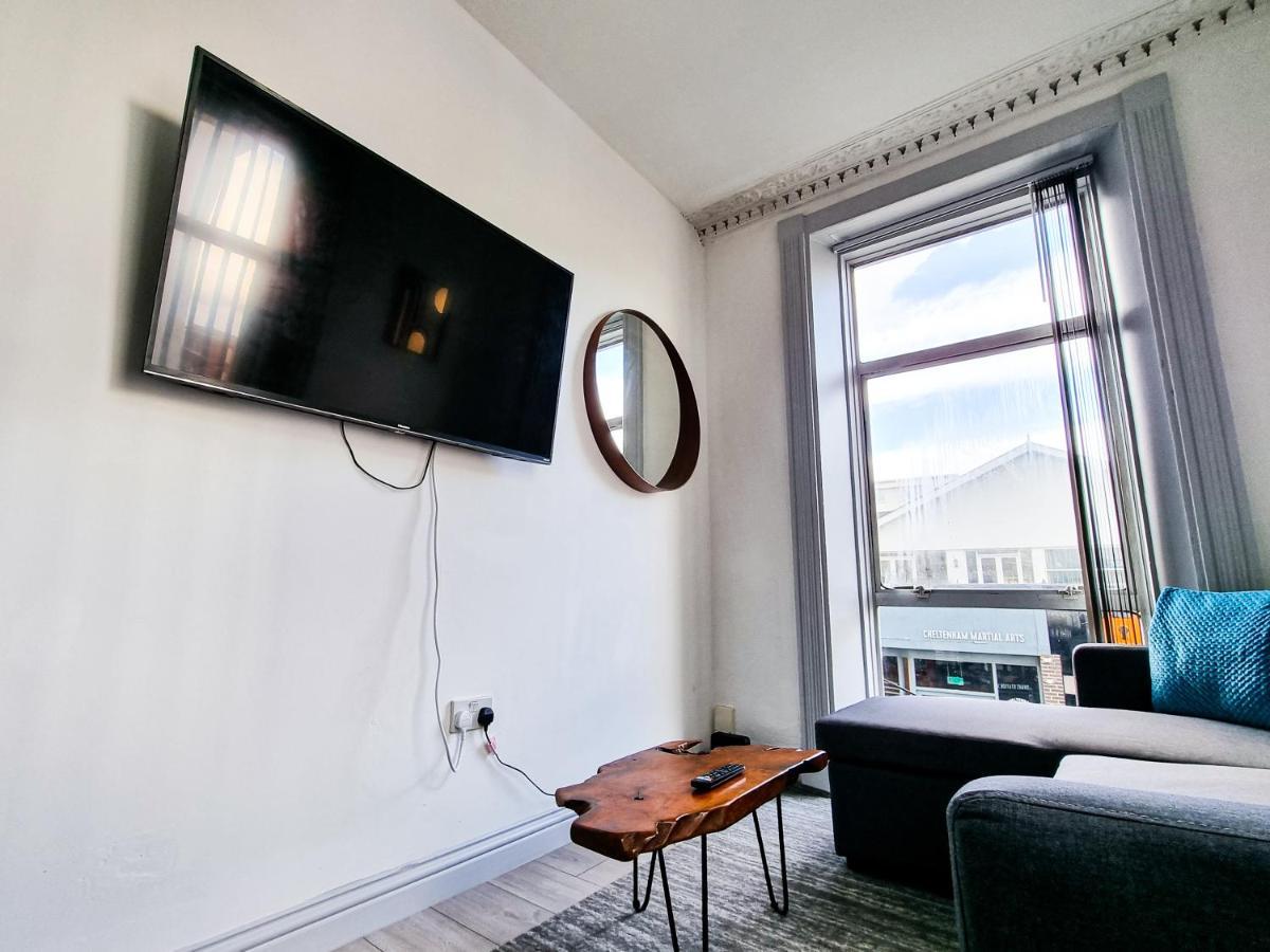 Newly Refurbished Flat In With Parking *