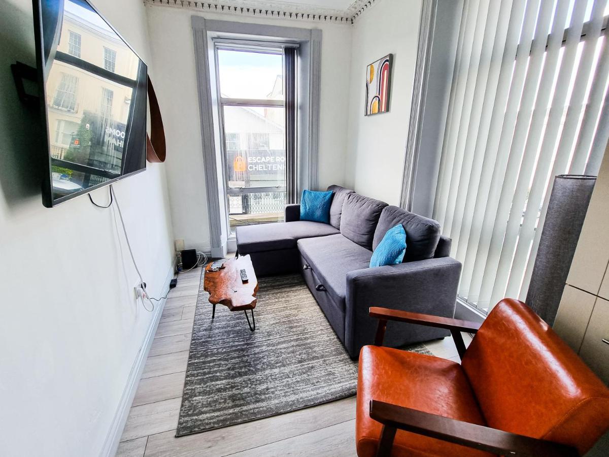 Newly Refurbished Flat In With Parking Apartment