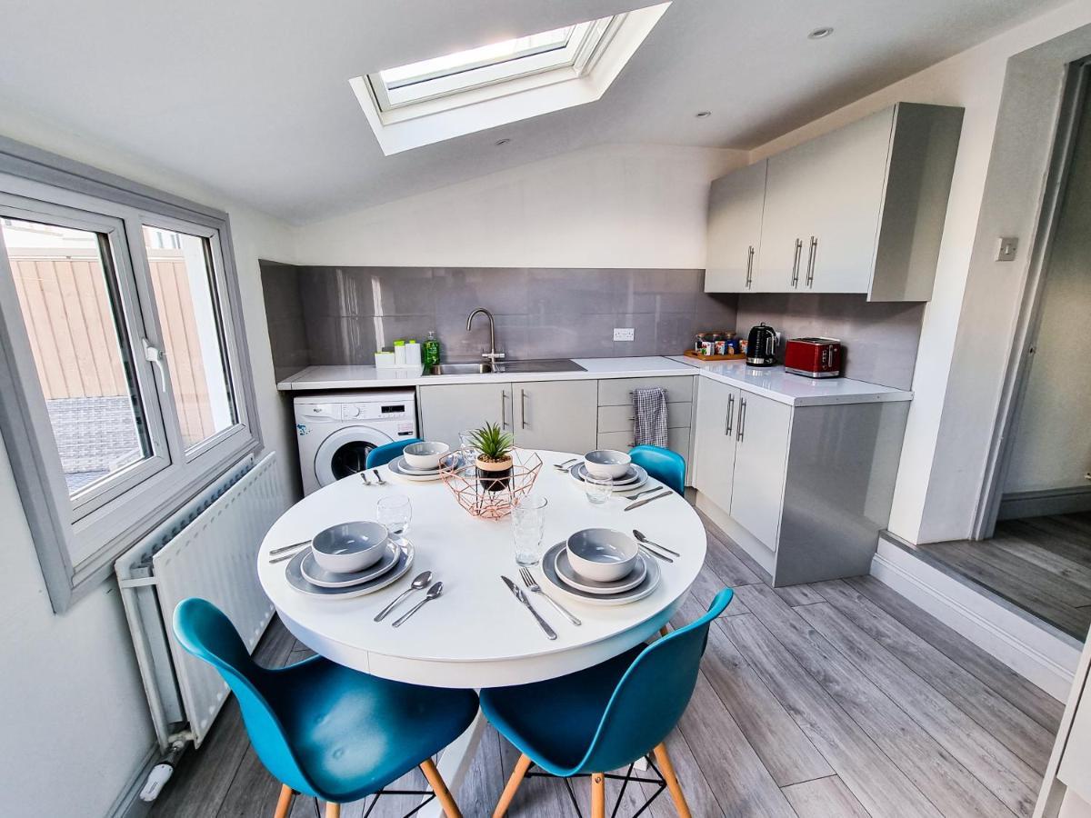 Apartment Newly Refurbished Flat In With Parking *