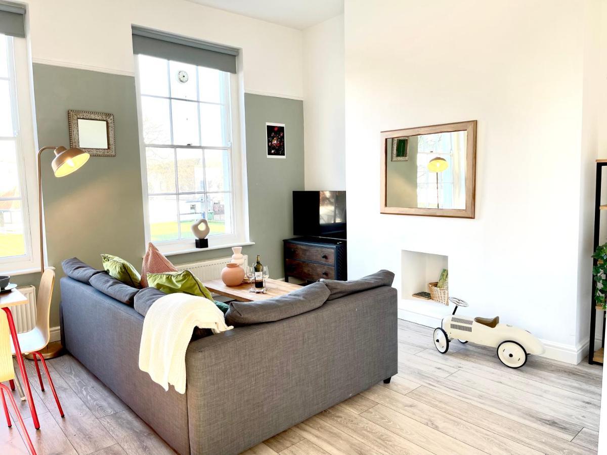 Am Living - Town Centre - St Georges Square * Cheltenham