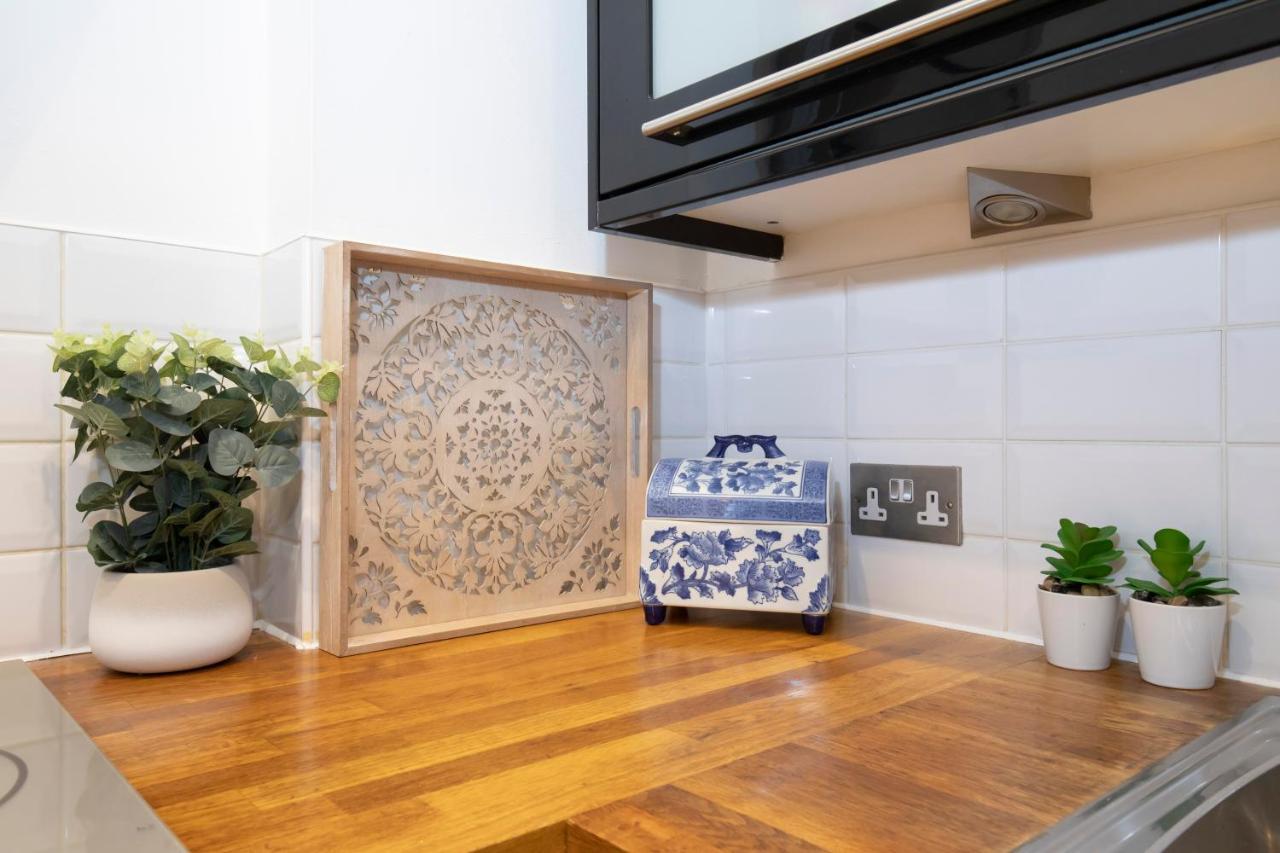 High Columns - Superb 2 Beds 2 Baths And Free Parking