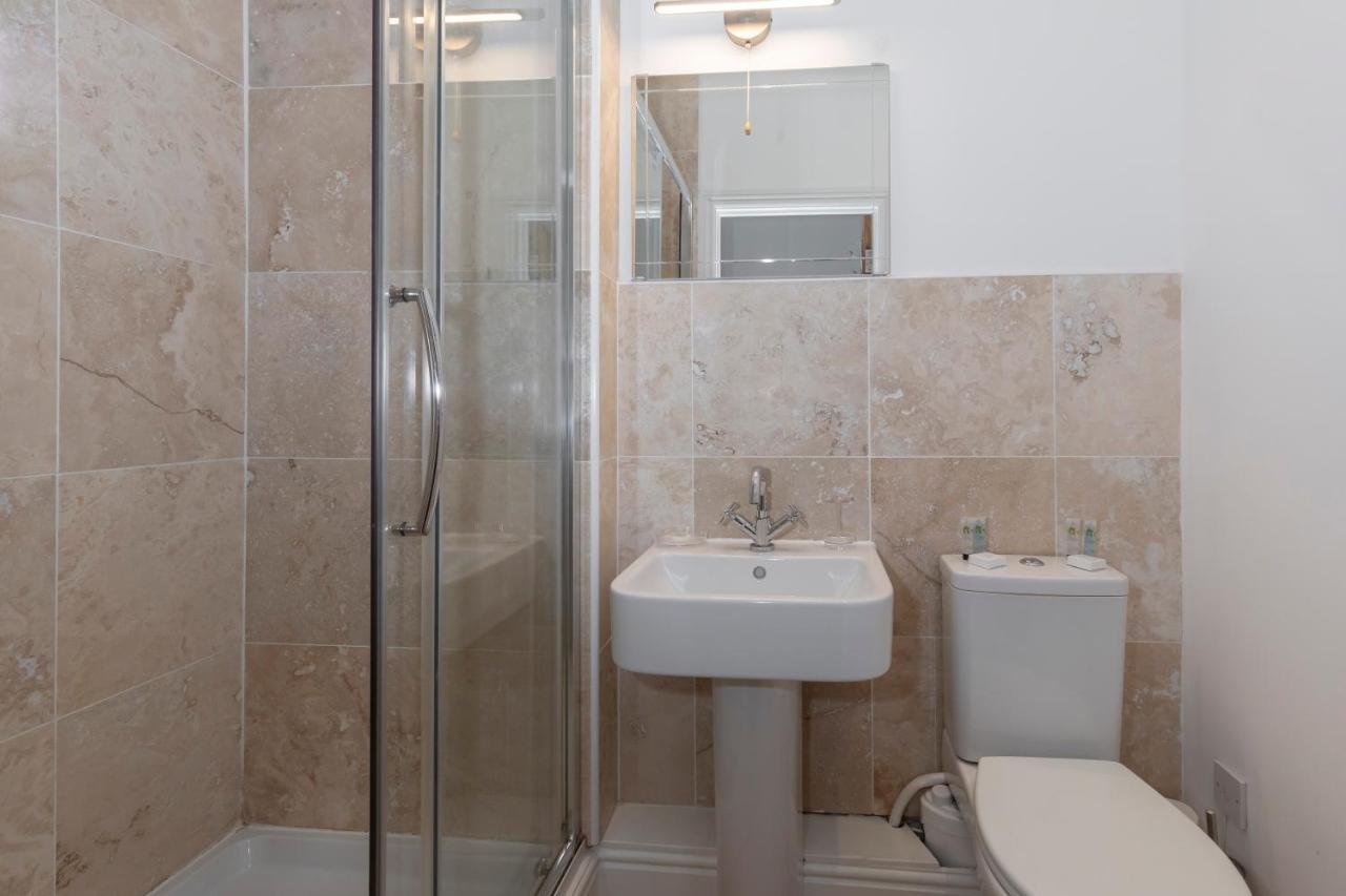 High Columns - Superb 2 Beds 2 Baths And Free Parking Cheltenham