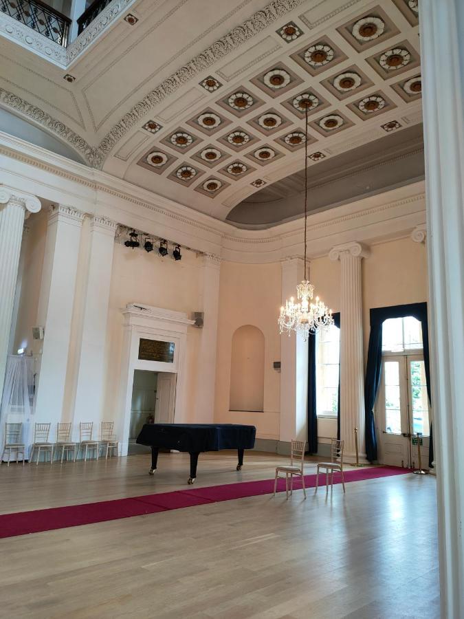 High Columns - Superb 2 Beds 2 Baths And Free Parking Cheltenham
