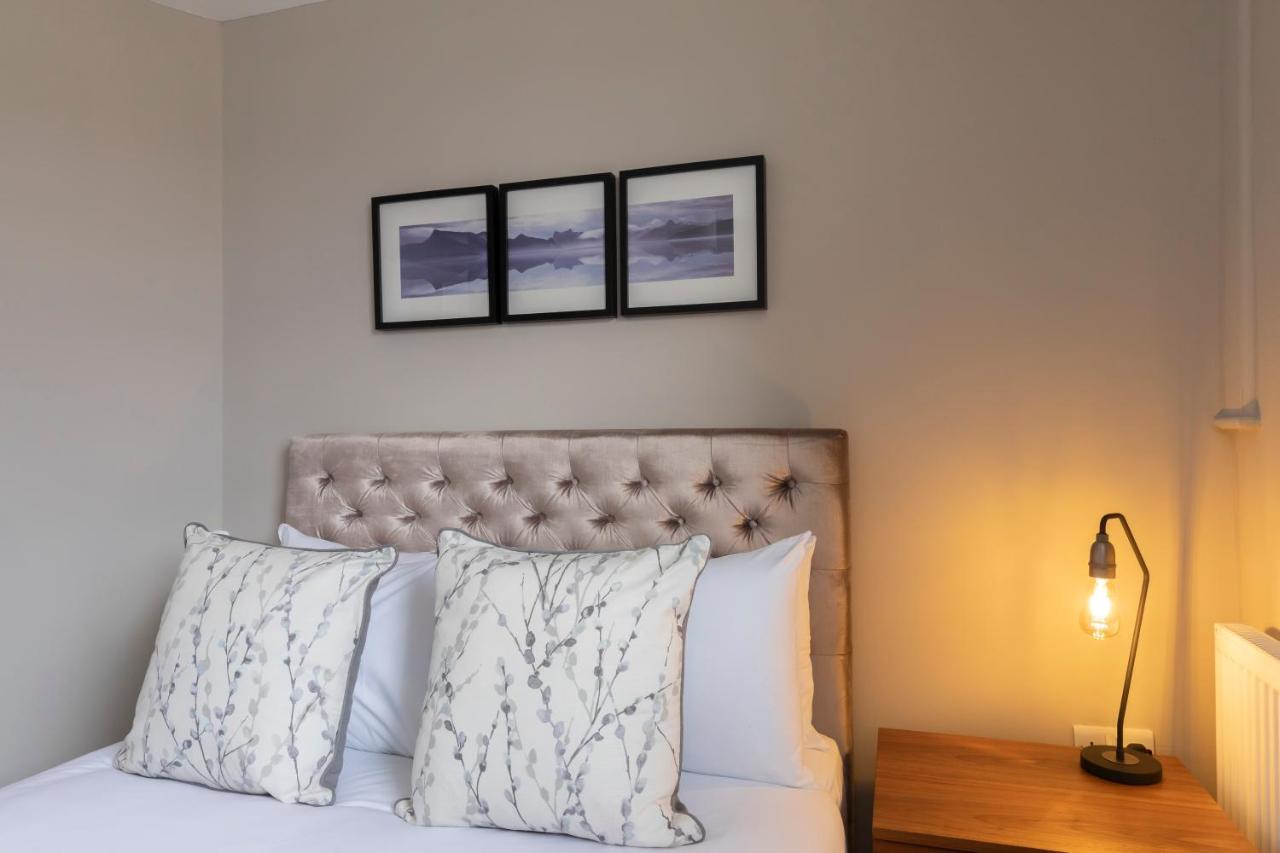 2 Bedroom High Street Duplex Apartment * Cheltenham