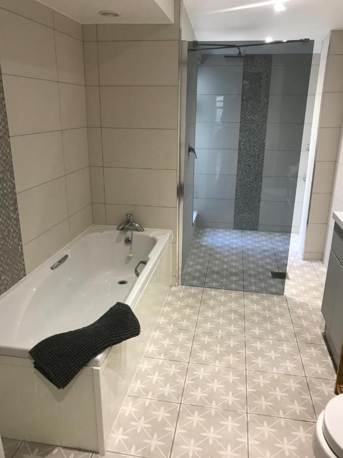 Apartment Luxury Refurbished 2 Bedroom Regency *