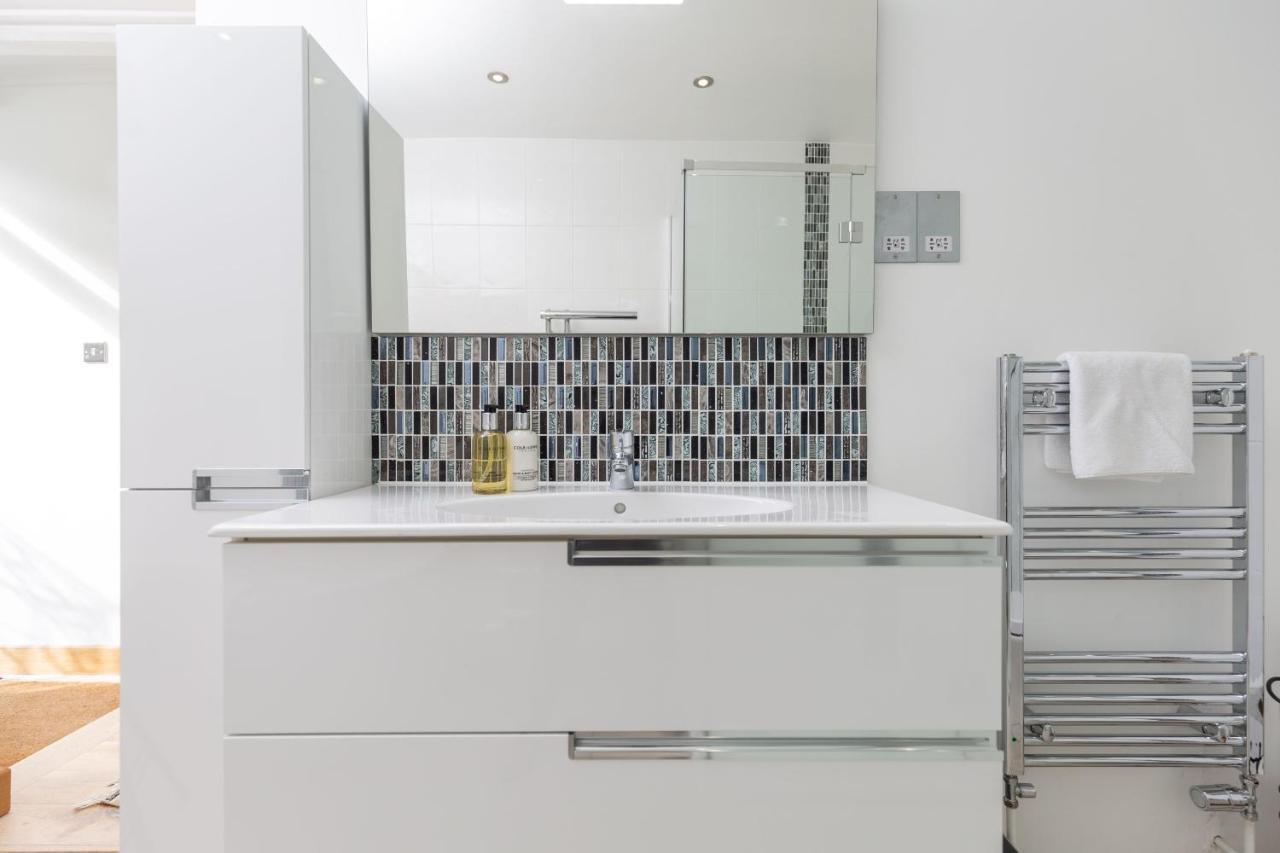 17 Rodney Road - Luxury * Cheltenham