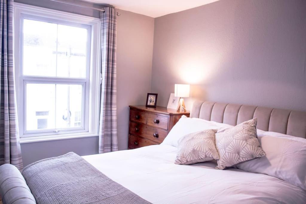 Lovely 3 Bed House In The Heart Of *