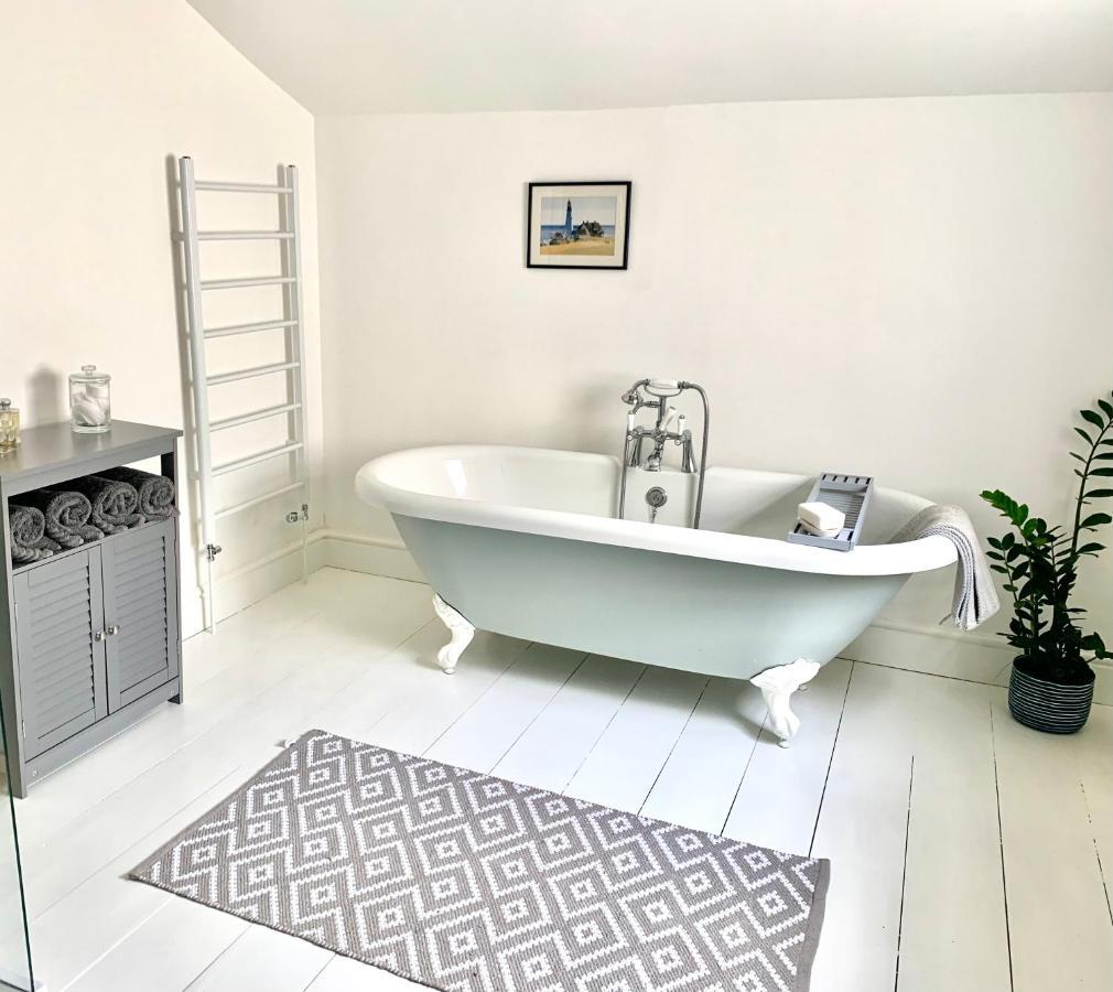 Lovely 3 Bed House In The Heart Of *