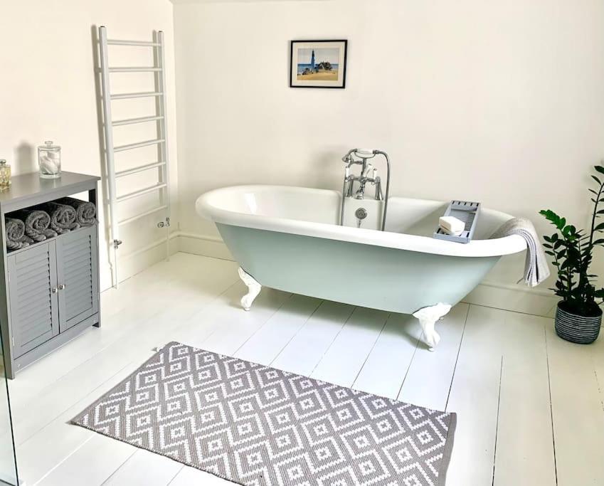 Holiday home Lovely 3 Bed House In The Heart Of *