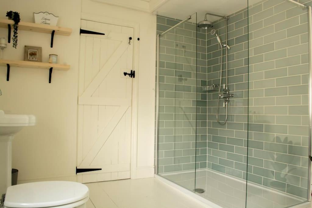 Lovely 3 Bed House In The Heart Of * Cheltenham