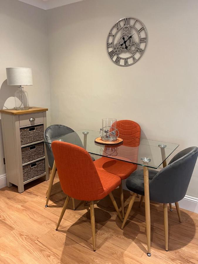 Luxury Refurbished 2 Bedroom Regency Apartment *