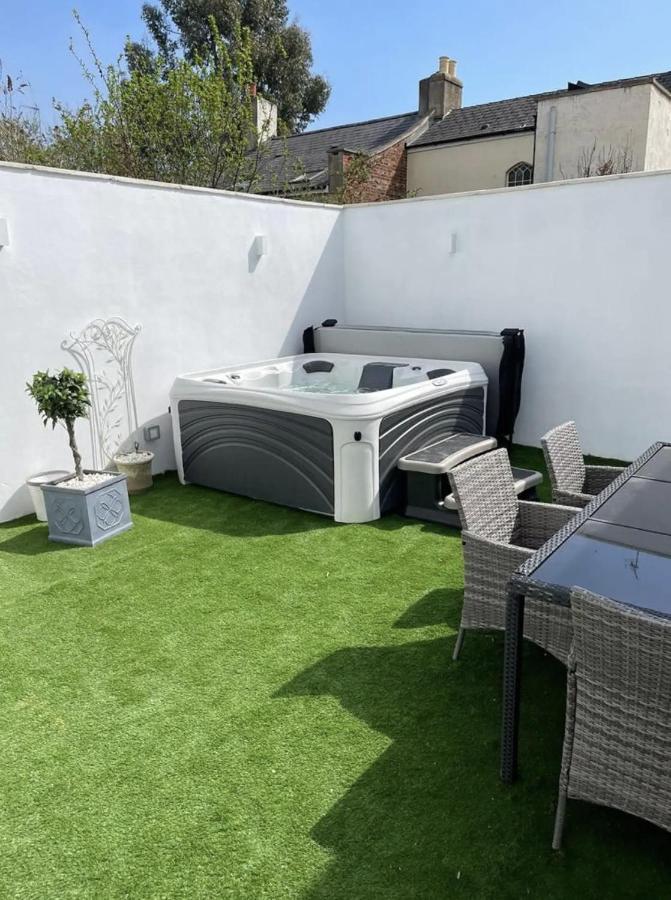 Gloucester Place Townhouse And Hot Tub! Holiday home Cheltenham