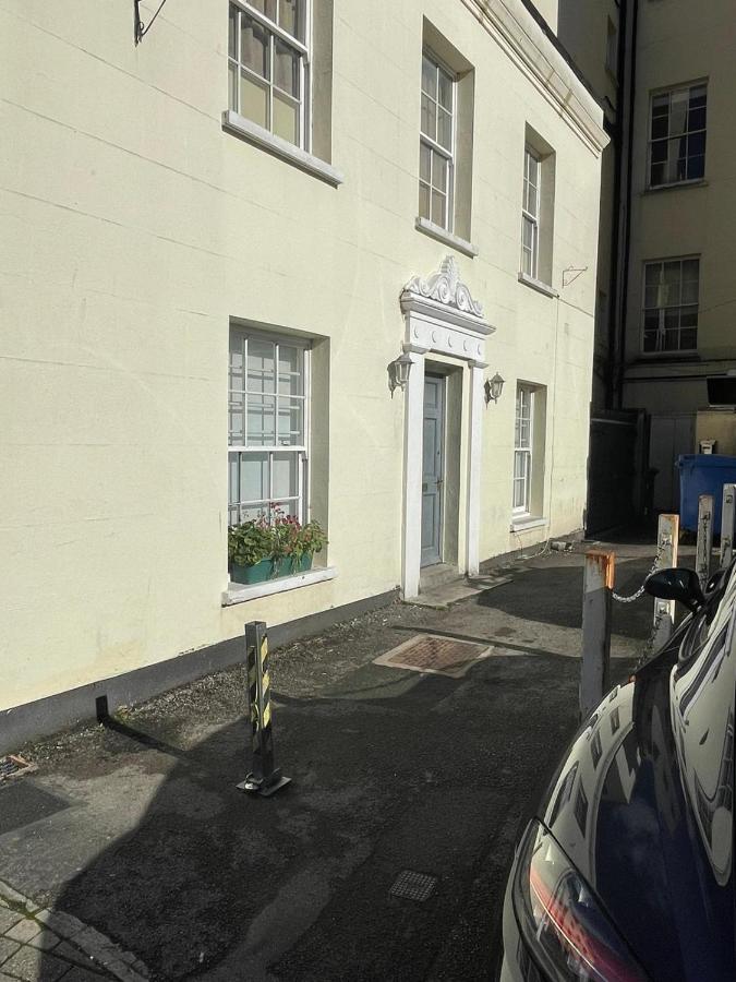 Flat Parking Off Road * Cheltenham