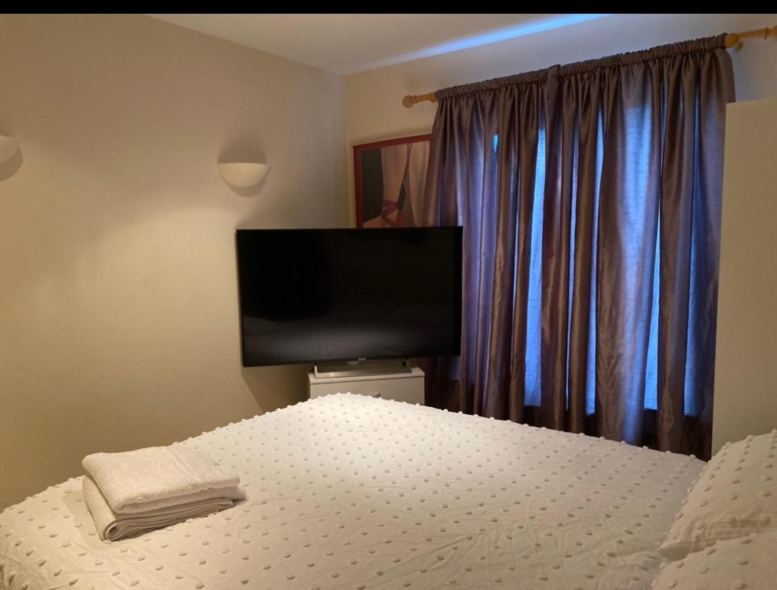 Acomodação com café da manhã  Double Bedroom With Pt/b Cheltenham