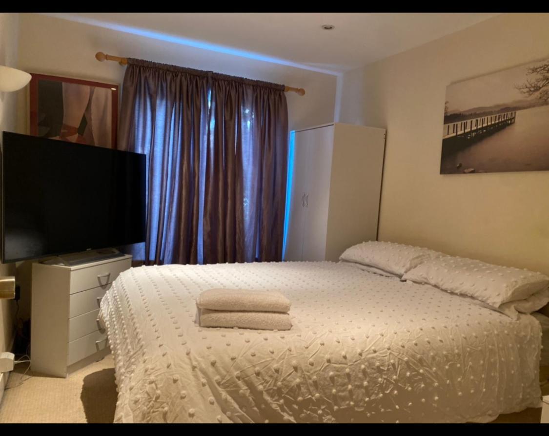 Acomodação com café da manhã  Double Bedroom With Pt/b Cheltenham