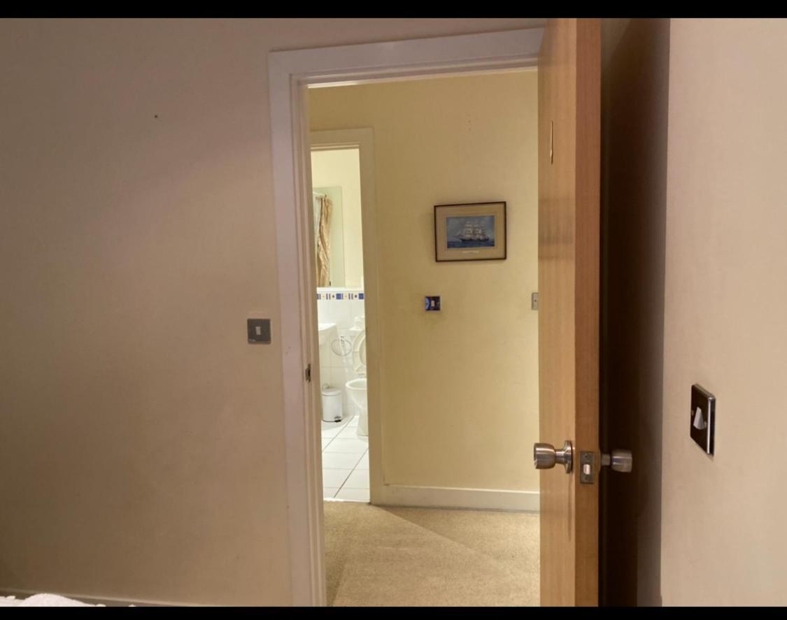 Acomodação com café da manhã  Double Bedroom With Pt/b Cheltenham