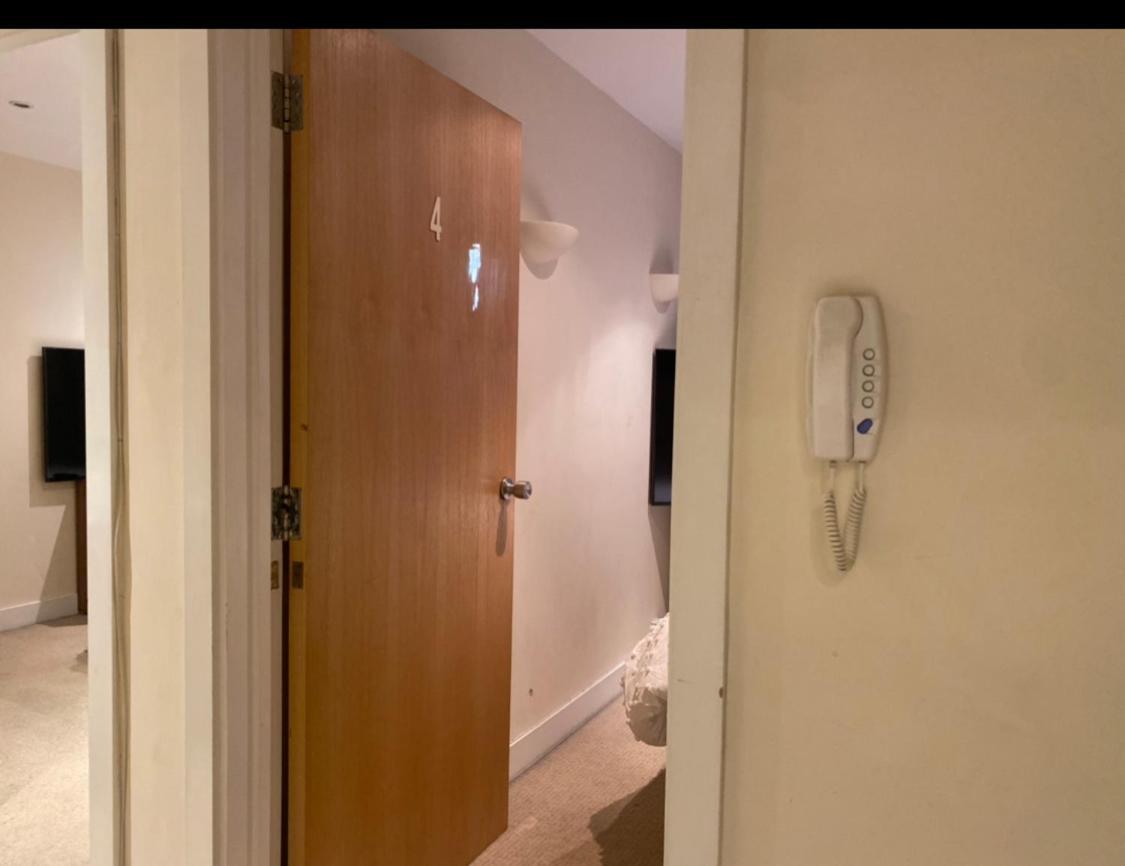 Acomodação com café da manhã  Double Bedroom With Pt/b Cheltenham