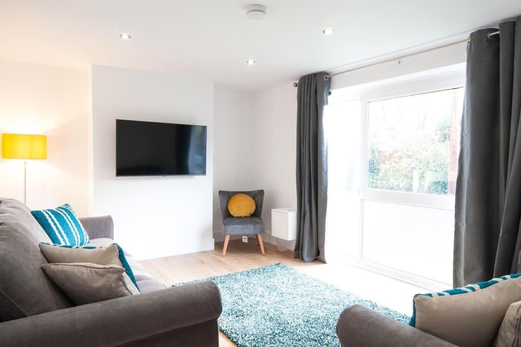 Holiday home The Spitfire - Renovated 3-bed House In Cheltenham, Sleeps 8 Cheltenham
