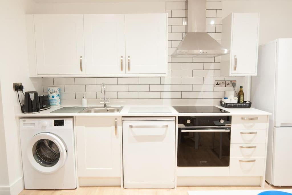 The Spitfire - Renovated 3-bed House In Cheltenham, Sleeps 8 Holiday home *