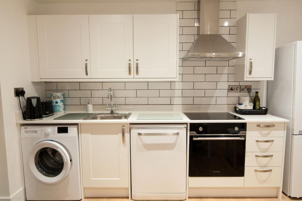 Holiday home The Spitfire - Renovated 3-bed House In Cheltenham, Sleeps 8