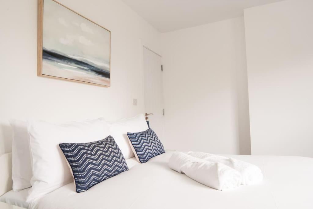 The Spitfire - Renovated 3-bed House In Cheltenham, Sleeps 8 Holiday home Cheltenham