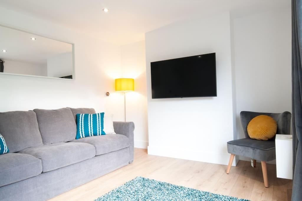 The Spitfire - Renovated 3-bed House In Cheltenham, Sleeps 8 Cheltenham