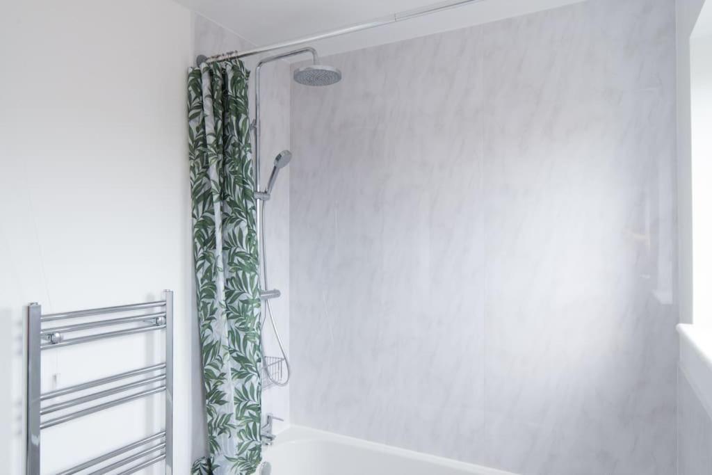 The Spitfire - Renovated 3-bed House In Cheltenham, Sleeps 8