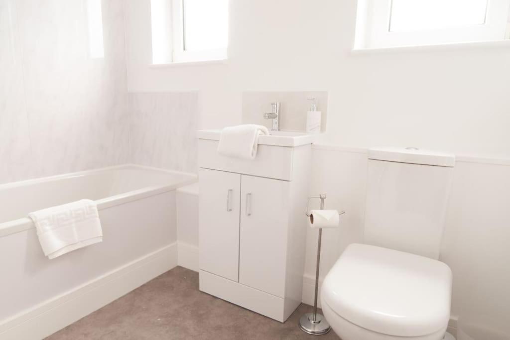 The Spitfire - Renovated 3-bed House In Cheltenham, Sleeps 8 Holiday home