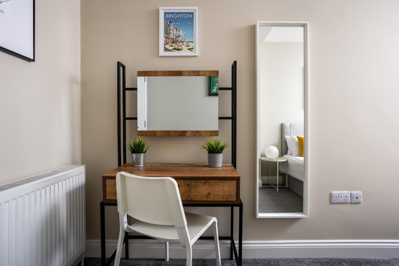 Contemporary Ground Floor - Town Centre With Parking! Apartment