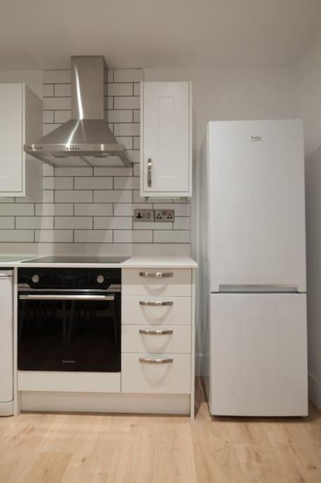 Holiday home The Spitfire - Renovated 3-bed House In Cheltenham, Sleeps 8