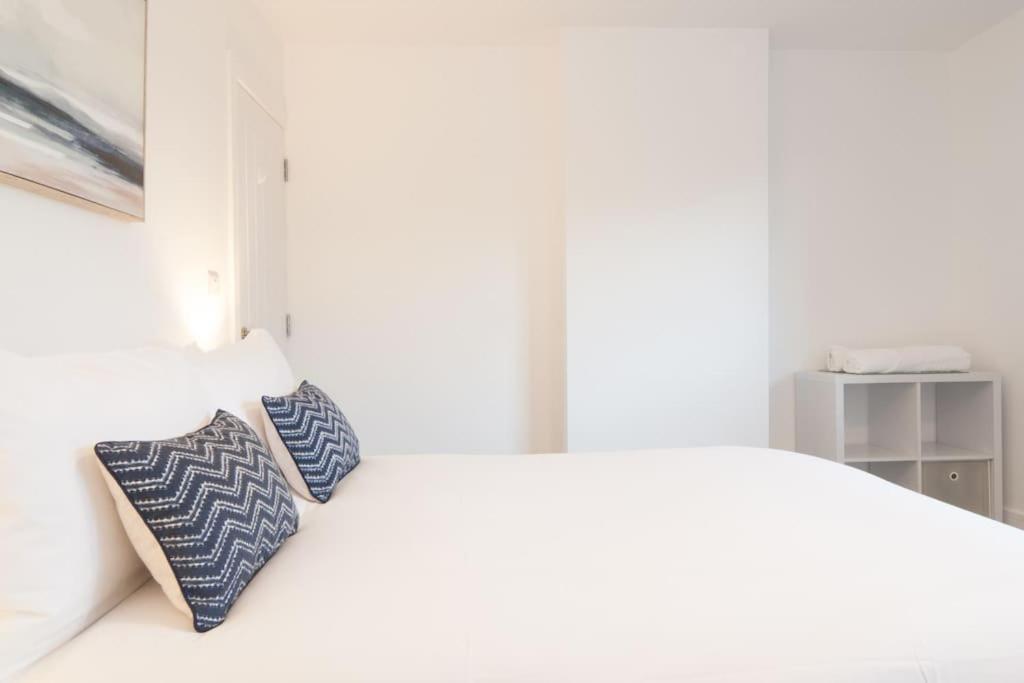 The Spitfire - Renovated 3-bed House In Cheltenham, Sleeps 8 *