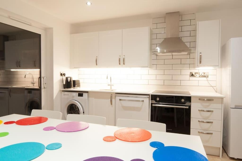 Holiday home The Spitfire - Renovated 3-bed House In Cheltenham, Sleeps 8 Cheltenham
