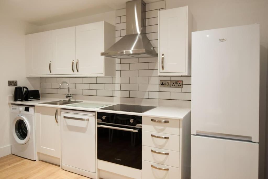 The Spitfire - Renovated 3-bed House In Cheltenham, Sleeps 8 Cheltenham