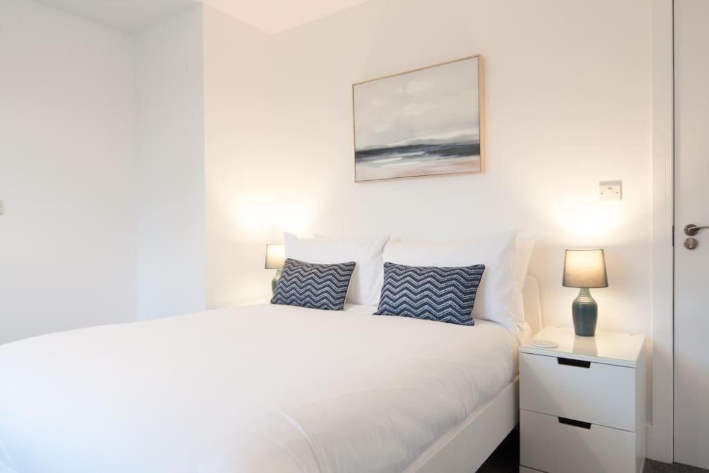 Holiday home The Spitfire - Renovated 3-bed House In Cheltenham, Sleeps 8 *