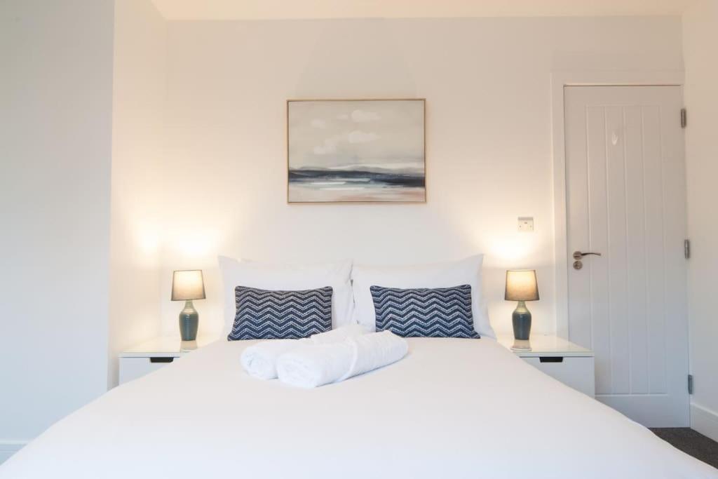 The Spitfire - Renovated 3-bed House In Cheltenham, Sleeps 8 Cheltenham