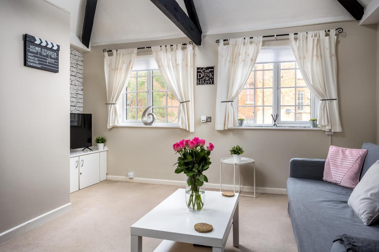 Curb Properties - Super Moments From Town Centre Apartment