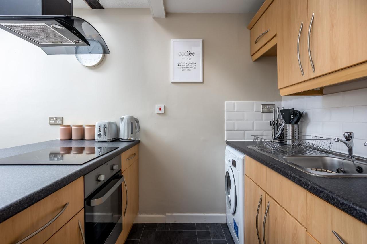 Curb Properties - Super Moments From Town Centre Apartment