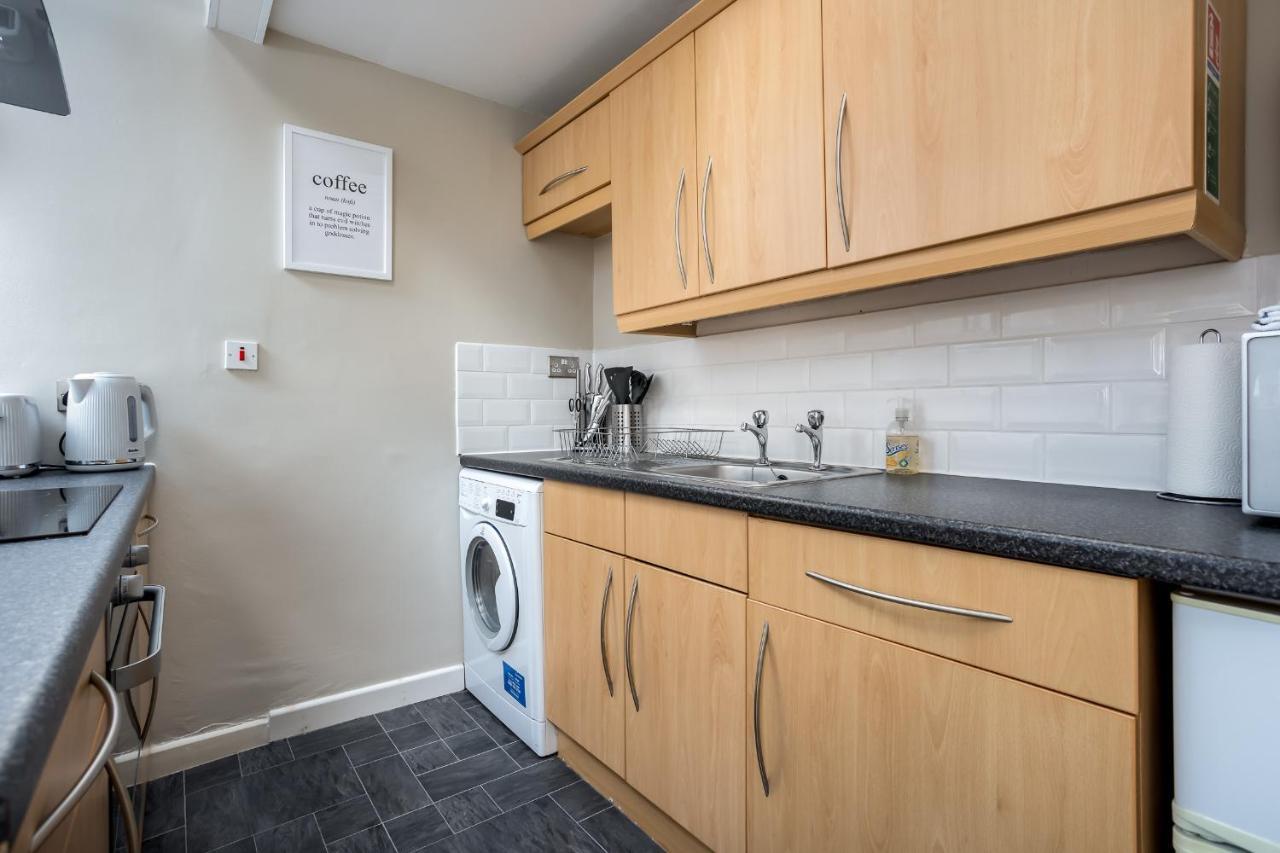 Curb Properties - Super Moments From Town Centre Apartment *