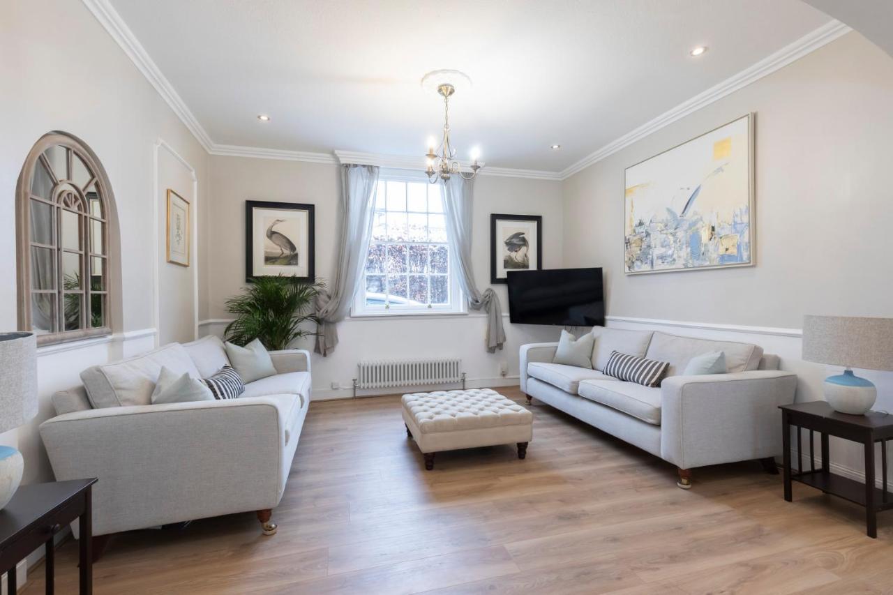 Beautiful 4 Bedroom Holiday home Cheltenham
